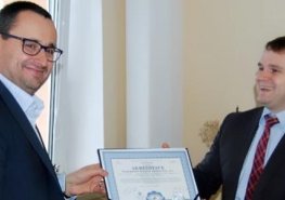 Vedení Pardubické nemocnice slavnostně převzalo certifikát o udělení akreditace