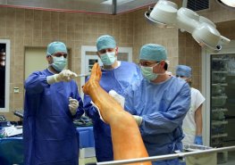 Od první kloubní náhrady po transplantaci chrupavky. Ortopedie Pardubické nemocnice slaví sedmdesátiny