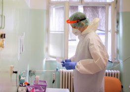 Pardubická nemocnice upravuje provozní dobu odběrového místa pro testování na covid-19