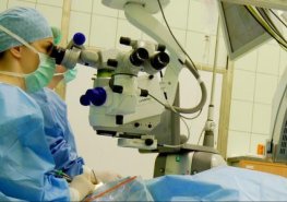 Živé přenosy operací i oslava 100. narozenin. Oční oddělení pořádá akci Live Surgery