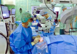 Primář očního oddělení předvedl ukázkové operace ve slovenském Martině