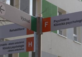 Nemocnice mají nové a sjednocené orientační systémy v areálech
