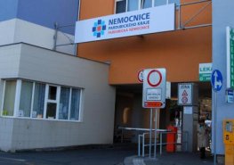 Třídění pacientů u hlavní brány Pardubické nemocnice končí. Do areálu se opět vjíždí spodní vrátnicí
