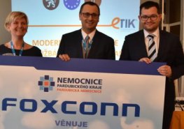 Společnost Foxconn věnovala deset tabletů pro dětské pacienty Pardubické nemocnice