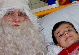 Děti ležící v Pardubické nemocnici navštívil Santa Claus se skřítky a s dárky