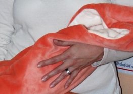 Dobrotety opět obdarovaly předčasně narozené děti. Přivezly křeslo na klokánkování a dečky