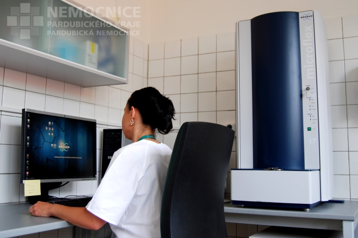 Mikrobiologie má nový přístroj k určení původců infekcí a nemocí