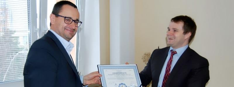 Vedení Pardubické nemocnice slavnostně převzalo certifikát o udělení akreditace