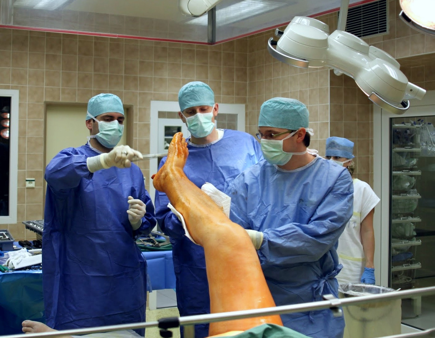 Od první kloubní náhrady po transplantaci chrupavky. Ortopedie Pardubické nemocnice slaví sedmdesátiny