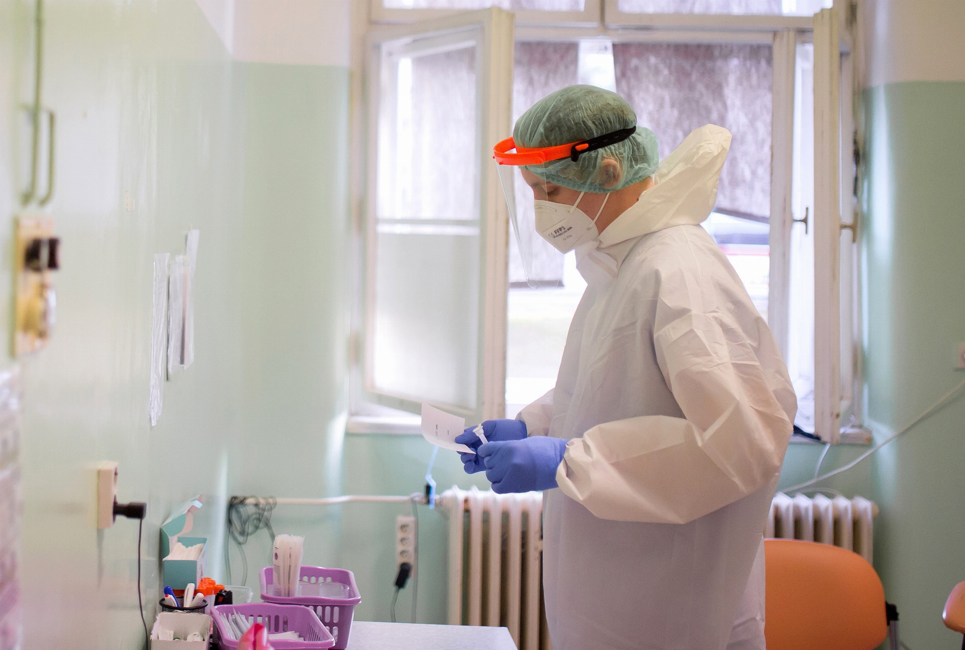Pardubická nemocnice upravuje provozní dobu odběrového místa pro testování na covid-19