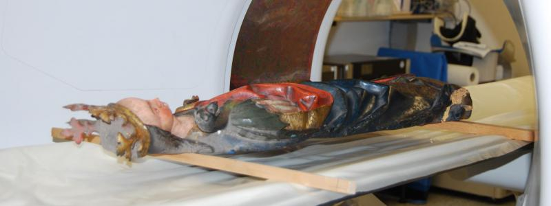 Tomograf v Pardubické nemocnici pomohl prozkoumat gotické sochy