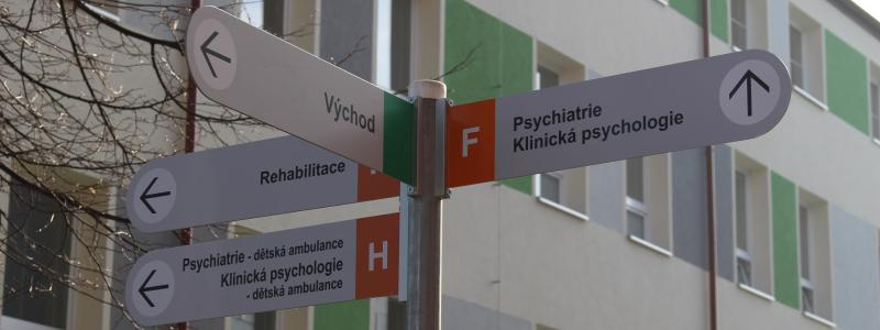 Nemocnice mají nové a sjednocené orientační systémy v areálech