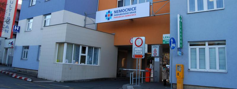 Třídění pacientů u hlavní brány Pardubické nemocnice končí. Do areálu se opět vjíždí spodní vrátnicí