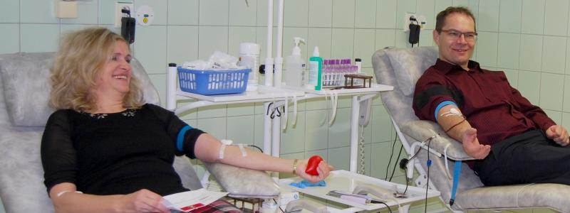 Manželé Valtrovi poprvé společně darovali krev. Chceme inspirovat i další páry, říkají