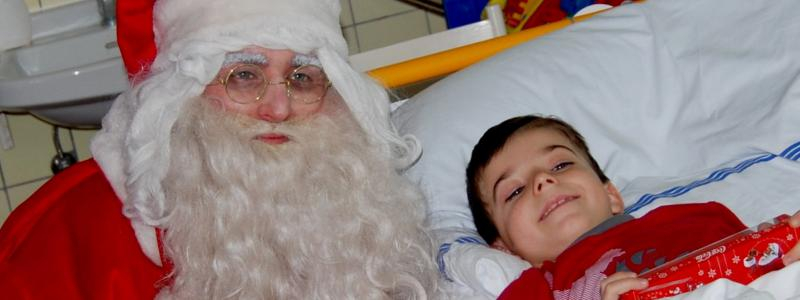 Děti ležící v Pardubické nemocnici navštívil Santa Claus se skřítky a s dárky