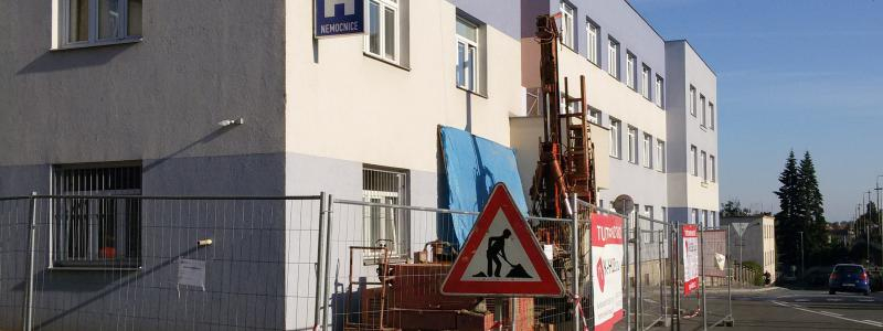 Upozornění na stavební práce u hlavní brány do areálu Pardubické nemocnice